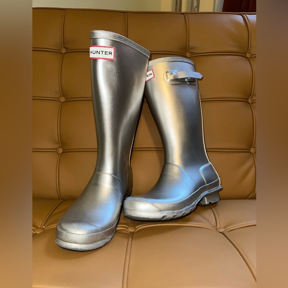 “DONATED”
Hunter, Youth Girls Metallic Silver Rain Boots w/ Socks, Sz US 3B/UK 2 - Picture 7 of 8